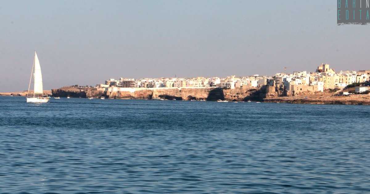 Monasteri, trulli, grotte, terrazze a strapiombo sul mare blu: tutto questo � Polignano